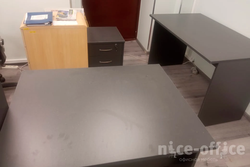 Офисный стол 900x720x755 Riva фото в интерьере 1