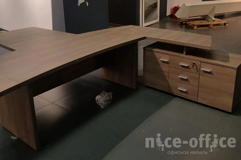 Тумба опорная (мобильная) с 3-мя ящиками + замок и 2-мя распашными фасадами Wing Дуб темный фото в интерьере 1